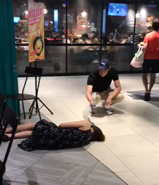 新加坡戴口罩女子在商场晕倒，周围无人敢扶，店员隔半米给她测温