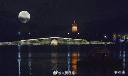 今夜的超级月亮，被网友们拍出了新花样