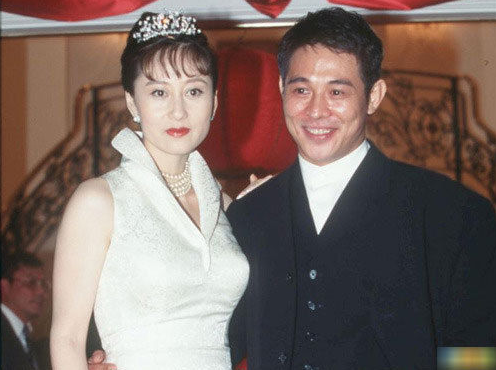 放弃美国国籍，却加入新加坡国籍的李连杰，4个女儿却同父不同命