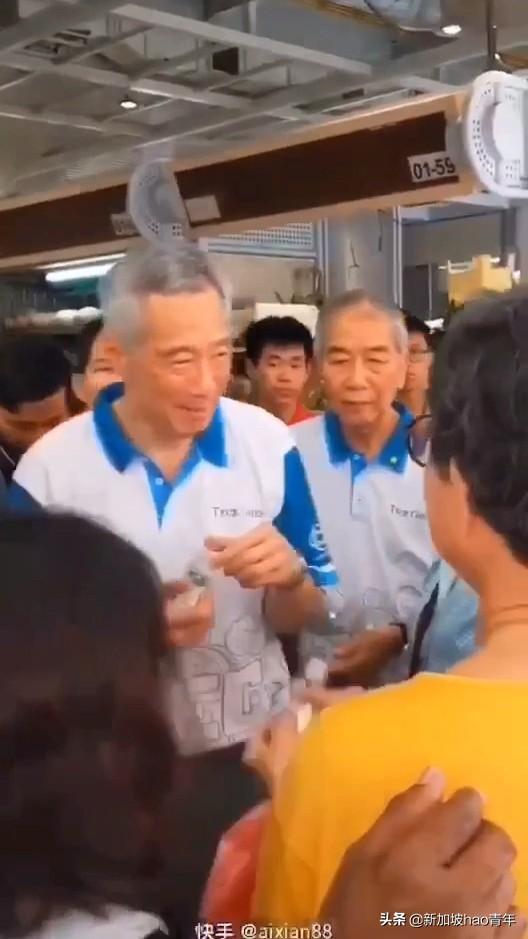 新加坡总理李显龙白天亲自去巴沙的hawker向国民分发洗手液👏