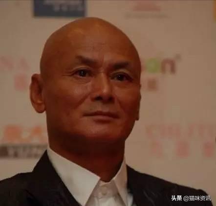 64岁“邪剑仙”瘫痪在床，前妻把财产卷走，靠好友帮助度过难关！