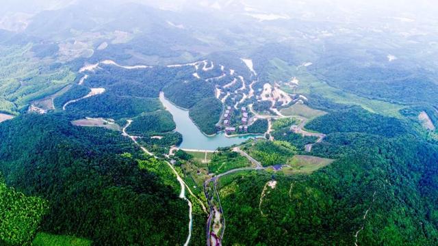 莫干山迭代进化出了一个体育度假型的小镇样本——郡安里