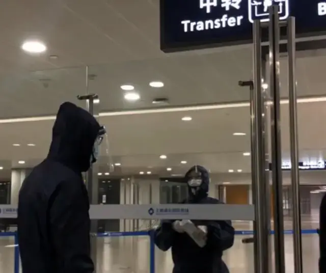 '国家真的太好了''！英国留学生辗转回国，下飞机那刻感动哭了