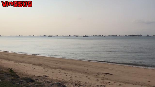 东海岸海域有好多货船从中国到新加坡，大多数￼准备进新加坡海港