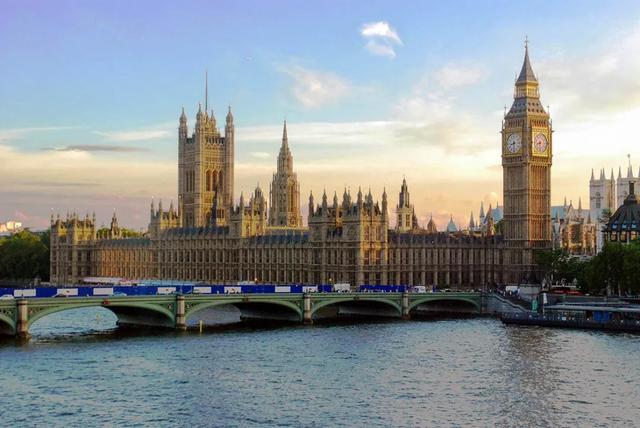 想了解英国各地区大学和专业排名？来领取英国大学分布图吧！