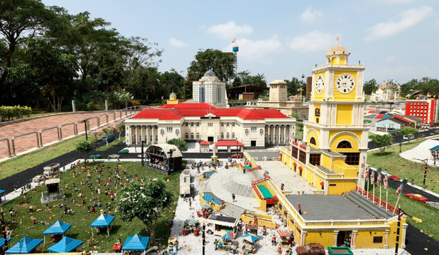 在马来西亚新山由于旅馆太贵，背包旅行者找了几个小时，仍在徘徊