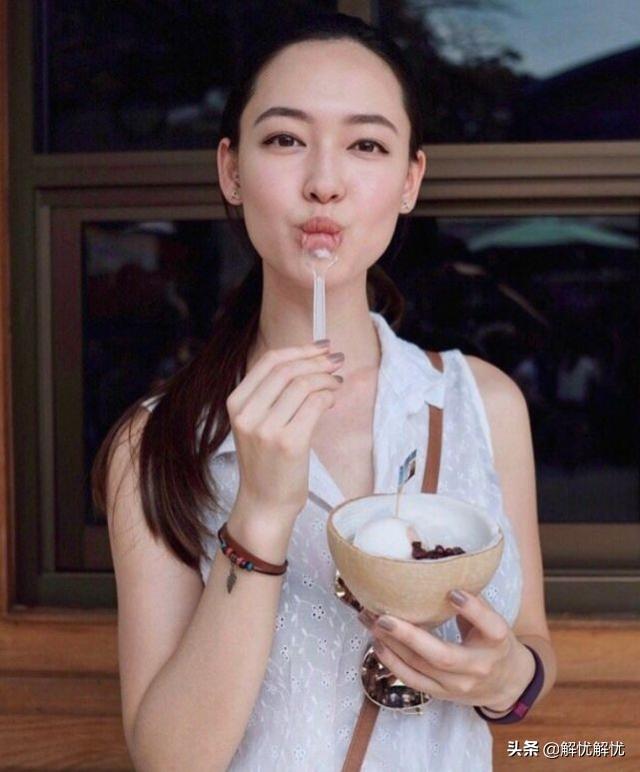 她是香奈儿唯一的御用彩妆模特，360度无死角，正脸美成这样