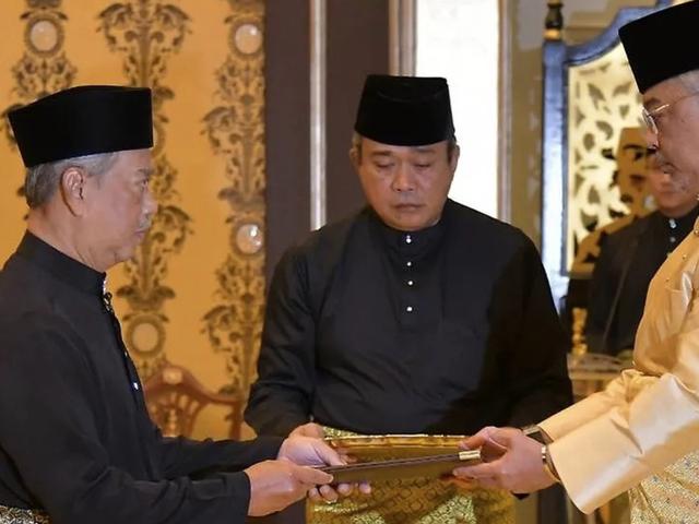 马来西亚政局如过山车，上演真实版"权力游戏"；股市汇市双暴跌，民众渴望尽快恢复正常