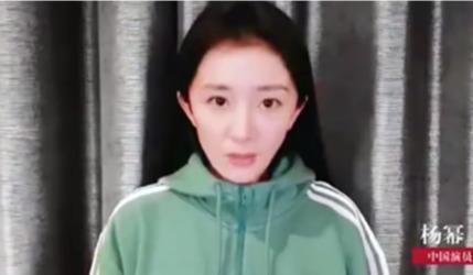 杨幂素颜出镜为疫情加油，含胸驼背发际线下移，单眼皮看着太怪异