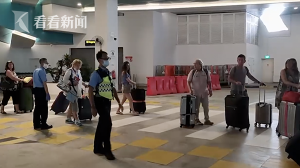 接连被拒！意大利“歌诗达”邮轮载两千乘客停靠新加坡