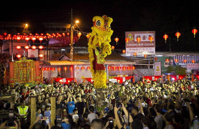 在马来西亚，华人在当地大多从事生意，富裕程度总体高于马来人