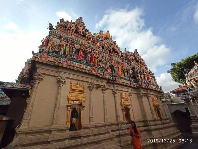 小印度，新加坡的印度神庙比越南的占婆塔啥啥的性价比高多了。免费而且原生态。越南的占婆塔都汉化了，印度神庙的外形还破破烂烂的，里边都是中式的敬神法。还要门票! 萌萌帅帅的绿猴子最好看了，有没有?