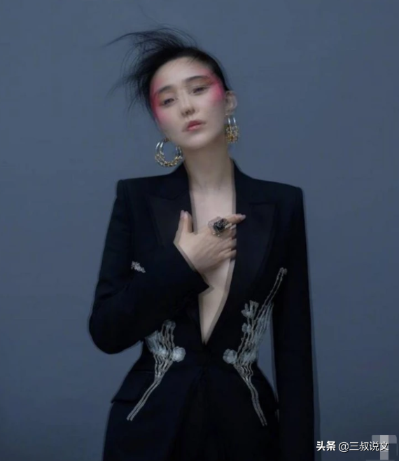  范冰冰登海外杂志封面，咬唇摆poseV领大秀好身材，想强势回归？