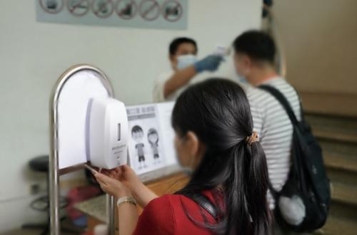 中国驻新加坡使馆：全力保障防疫期间领事证件服务