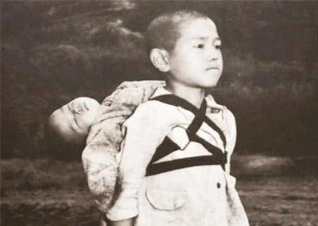 日本原子弹轰炸后，一个男孩背死去弟弟到火葬场，成最著名的照片