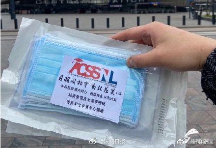 留学生自豪收到中国使馆健康包：手写诗、口罩、消毒液……这些细节走心了