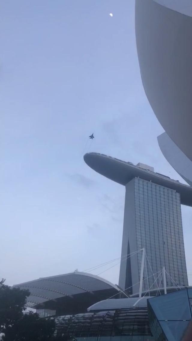 新加坡战斗机飞跃金沙酒店 穿越云霄