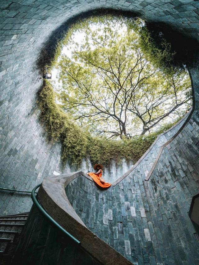 新加坡必去的小众打卡点99%的人都不知道  图片这个地方或者大家都有看到过但很少有游客去的地方，那就是新加坡市中心的「福康宁公园」的旋转楼梯，随手都能拍出来的酷炫照片～ / 这个地方相比于新加坡著名的