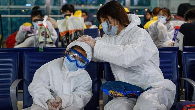 华人家庭收留，紧急包机回国：英国小留学生做梦般的大撤离