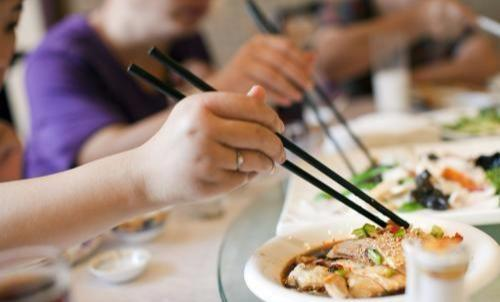当新加坡人的海底捞涨价后，这家中国快餐狠狠打了它一个耳光