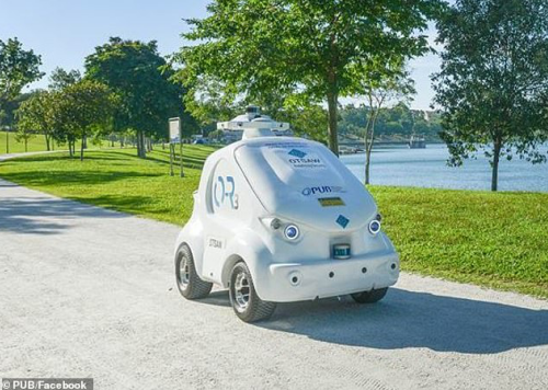 抗疫又出新招！新加坡部署巡逻机器人 提醒人们保持社交距离