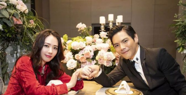 郭碧婷向佐婚后AA制，不领证，这场豪门恋是“交易”还是"绑架"？
