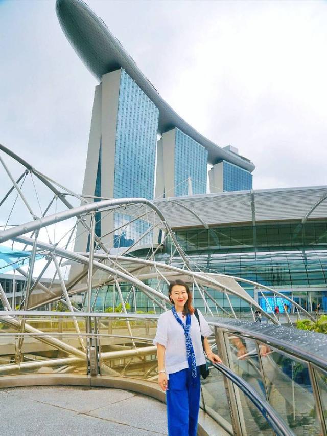 滨海湾金沙，坐拥新加坡最佳景观 在酒店房间的阳台上，便俯瞰整个海湾～无敌海景和超级树遥相呼应，一半是海水一半是城市绿肺，亚洲超级花园城市的称号，实至名归！  ​​​
