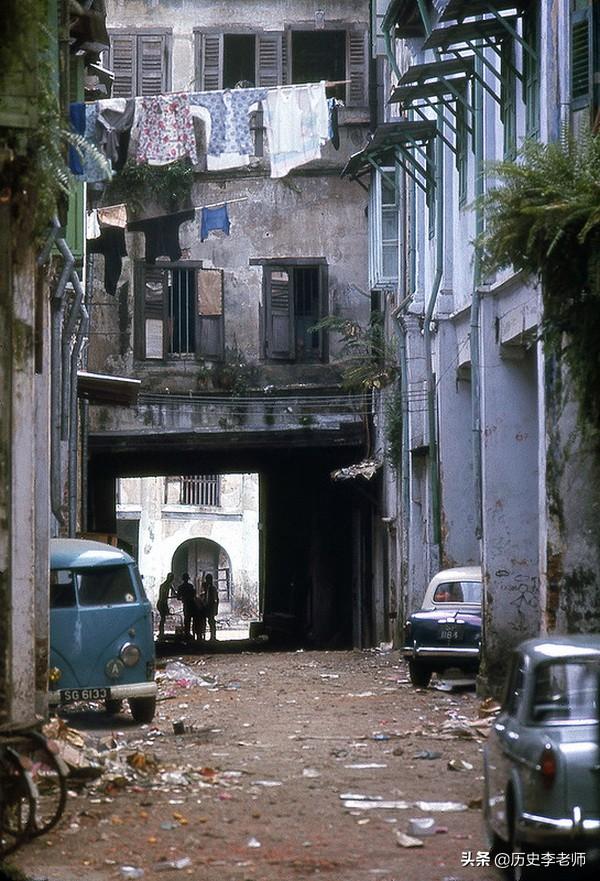 1967年刚被迫独立的新加坡：李光耀满脸忧虑，居民区和街头脏乱差