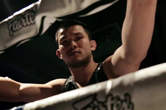 他九岁学拳，成名后叱咤迦南隆仑披尼两大拳场，如今复出处境惨淡