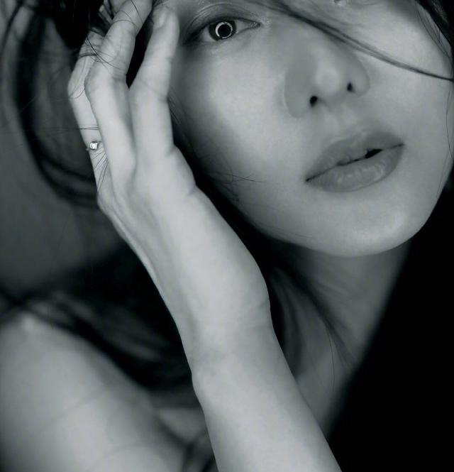 恭喜39岁范冰冰拍日本杂志完满成功，但尺度略大，广告铺满街！