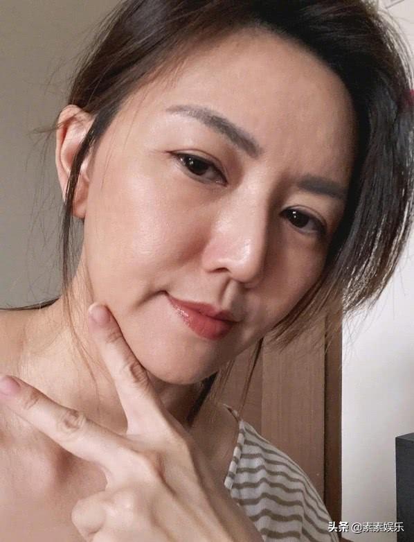 孙燕姿家中做瑜伽，女儿罕见漂亮出镜，学妈妈劈腿做高难度动作