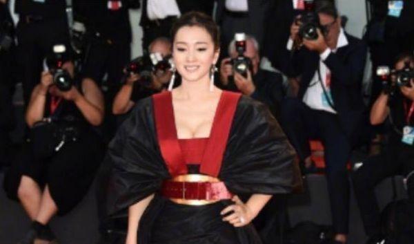 新加坡籍演员巩俐，发表“不当言论”引争议，网友纷纷建议封杀