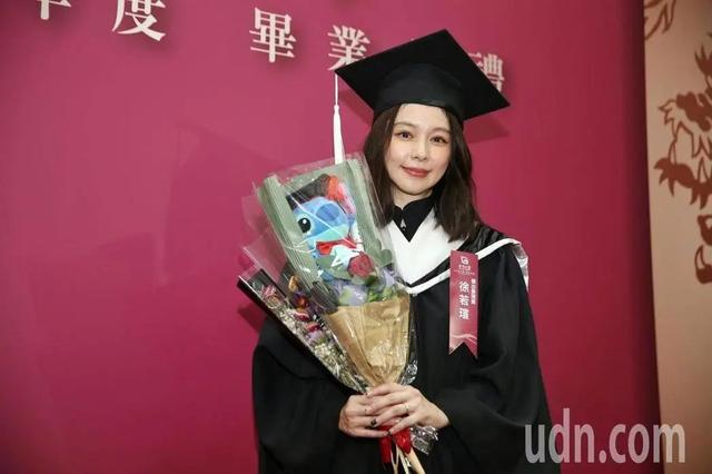 徐若瑄硕士毕业，论文是研究自己如何转型