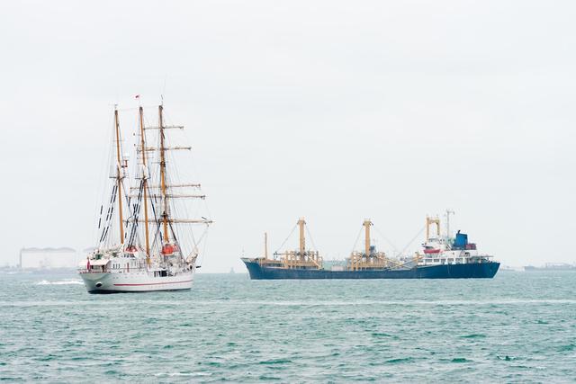 27艘油轮停泊在加利福尼亚，百艘油轮在新加坡，因为石油工业关闭