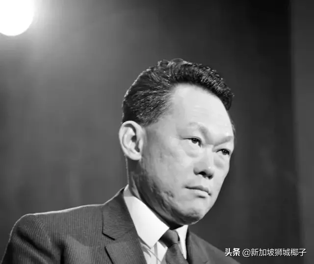 一张照片被疯传！新加坡国父李光耀在防疫时，竟是这样做的~