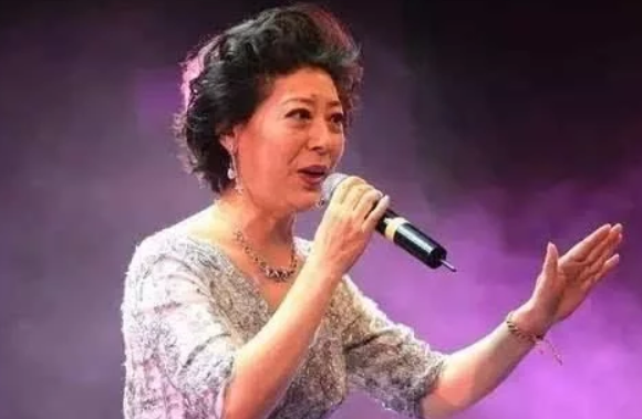 死5.9万，嫁美沦为“生子工具”，怀8次流4次的郑佩佩，后悔过吗