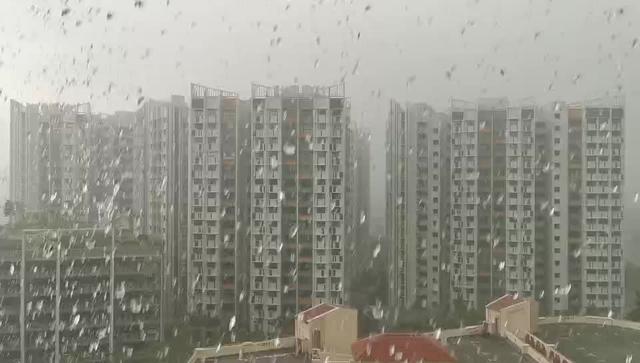 【坐家观天】疫情当前，新加坡封城第18天，闲坐静看雨落窗前