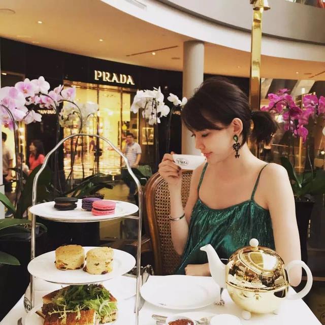 莱弗士酒店是来新加坡必住的，有傻萌的门卫士兵玩偶卖，旁边的Long Bar 是新加坡Sling的发源地！来到这点杯司令，把花生壳扔到地上，头顶是蒲扇叶子来回摆动，耳畔乐声袅袅人身窃窃仿佛一下子就把你拉