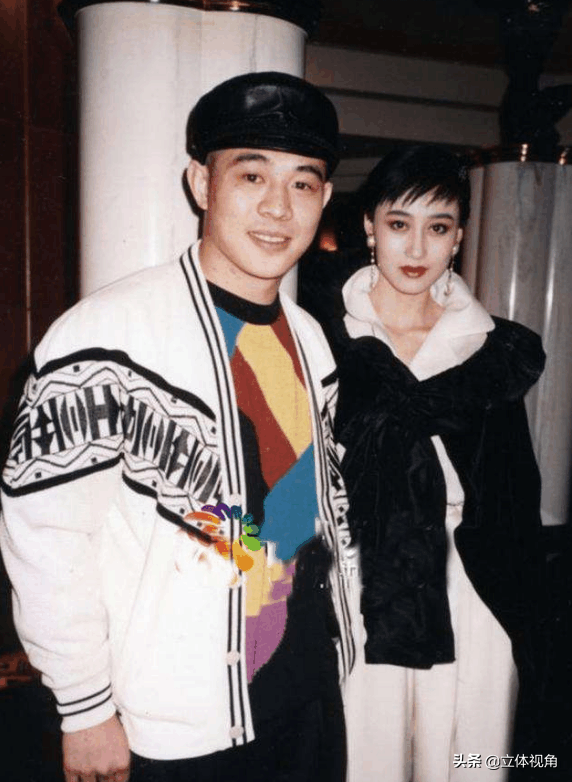 李连杰57岁生日晒全家福，58周岁的利智依然美丽动人，温馨幸福！