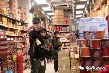 郑嘉颖闹市怒斥狗仔偷拍！家中地位堪忧老婆赚钱老公偷懒居家带娃