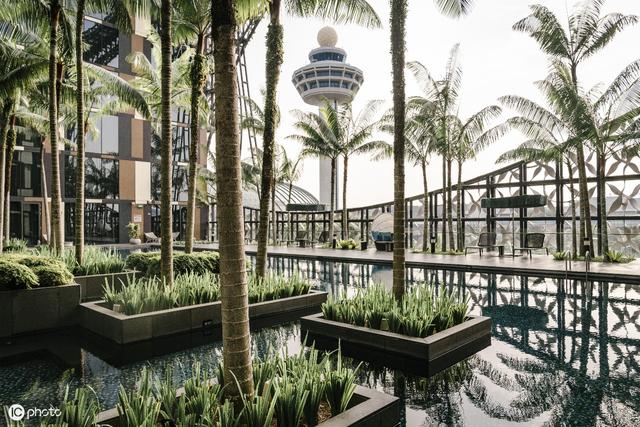 森林、瀑布、花园、餐厅、商店、书屋等都在这里—新加坡樟宜机场