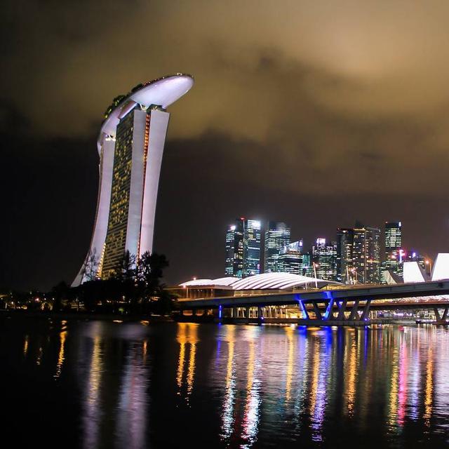 我介绍过我旅行喜欢住青年旅舍，但不要忘记，体验游也是背包旅行的一部分。我一般会根据当地特色来规划行程，那新加坡的特色和标志之一有什么呢？对！就是新加坡滨海湾金沙酒店，做好回国背砖的准备，订了2晚金沙酒