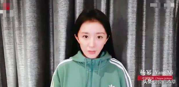 杨幂素颜为新加坡加油，发际线变低，驼背变重，魏大勋惹的祸吗？