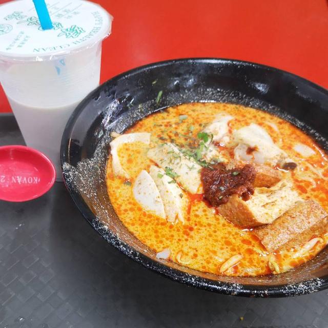 新加坡是美食天堂呀！选择很多也很棒！ 最左边是Koven的熟食中心，饮料 $1.5+ 咖喱白鸡河粉 $4 性价比超高 中间是在Harbour Front 的food court 吃的$6， 还行，有点