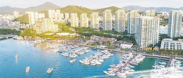 琼岛春来风景异，旅游名片照眼新