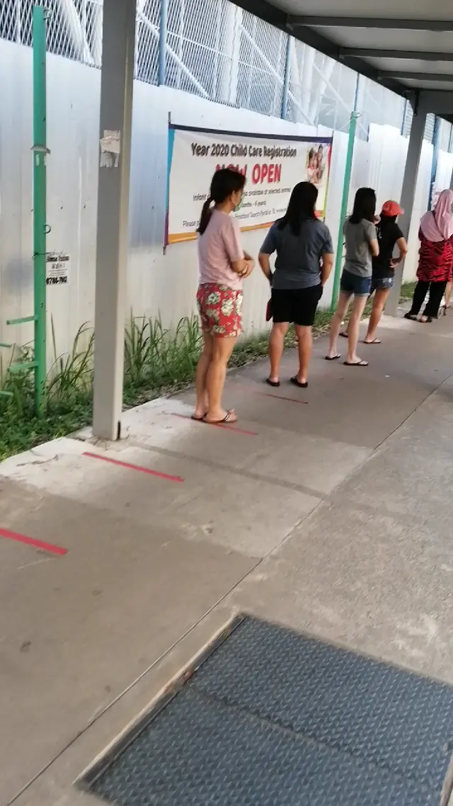 疫情下新加坡人排队一米买菜
