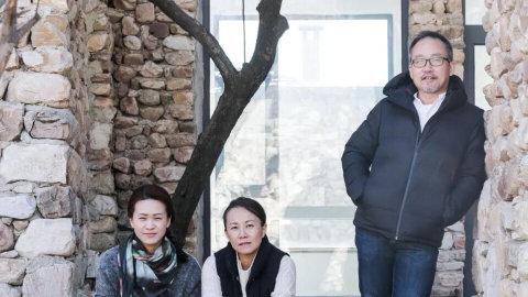 夫妻俩自己动手，在长城附近造了个5000㎡的家