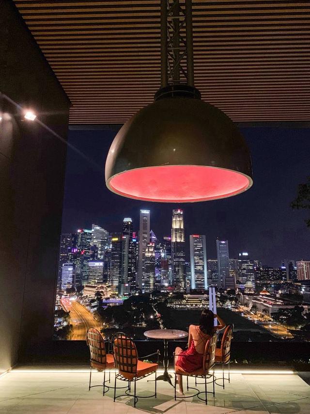在新加坡这几天都呆JW万豪酒店，18楼无边泳池的风景太迷人，每天傍晚都来游泳。晚上拿着电脑一边工作一边看夜景和听打雷姐的歌，有种整个旅程都值了的感觉，这样的夜晚再多来几个好吗！  还有酒店给我们免费升