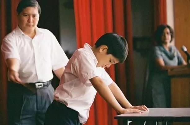 新加坡孩子上网课仅一天，藤条就已卖断货，网友：孩子这么欠揍?