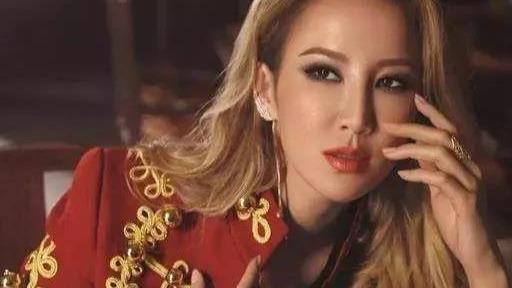 这是神曲扎堆的年代，堪称乐坛巅峰|流行音乐回顾2001年篇（上）